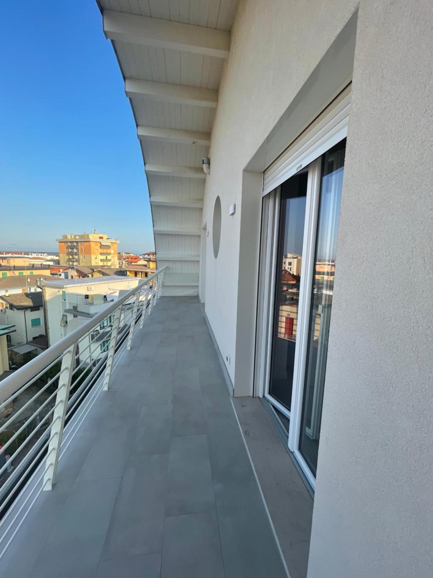 Woody Green Penthouse Sea View - Agenzia Cocal Каорле Екстериор снимка